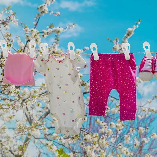 Vista 8 de Paquete de 30 clips de colgador, clips multiusos para perchas, pinzas blancas para colgar ropa de plástico, clips para colgar pantalones