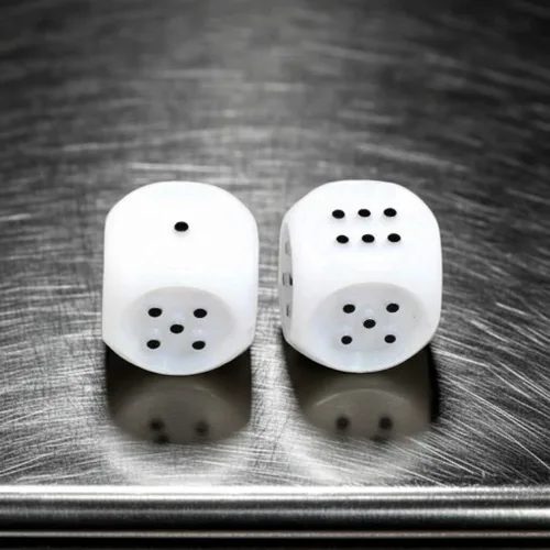 Vista 5 de Dados táctiles blancos con puntas negras elevadas D6 de 0.787 in (25/32 pulgadas), paquete de 2 dados Koplow