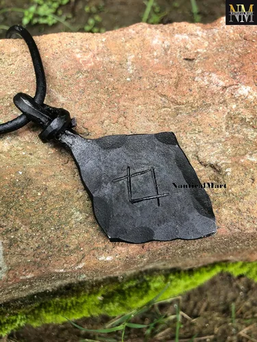 Vista 6 de Collar de talismán con colgante nórdico de hierro forjado Inguz Ingwaz Yngvi Rune Viking Amuleto Rúnico, Hierro, No es una piedra preciosa