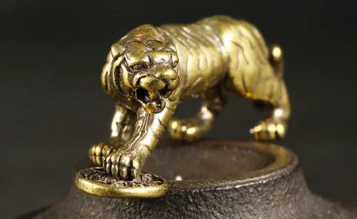 Vista 4 de DMtse Feng Shui chino de latón mini pie de tigre en moneda de la suerte decoración estatua figuritas para escultura de animales coleccionables regalo