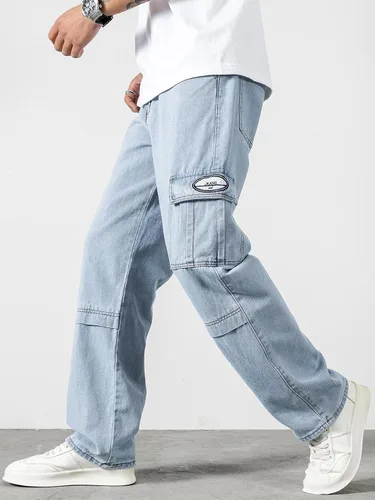Vista 6 de Jeans para hombre con letras parcheadas con detalle de solapa, bolsillo lateral, jeans cargo para hombres