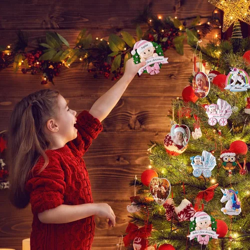 Vista 4 de Adorno Personalizado de Primera Navidad para Niña 2024 - Adorno de Primera Navidad de Resina para Niñas, Regalos Personalizados para Recién Nacidas