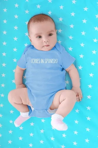 Vista 4 de CBTwear Cries in Spanish - Divertida familia bilingüe - Lindo mono de bebé de una pieza para bebé