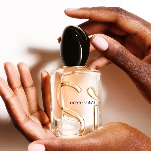 Vista 4 de Armani Beauty - Sì - Eau de Parfum - Perfume para mujer - Fragancia Chypre moderna - Néctar de grosella negra, Rosa de mayo y Freesia, notas