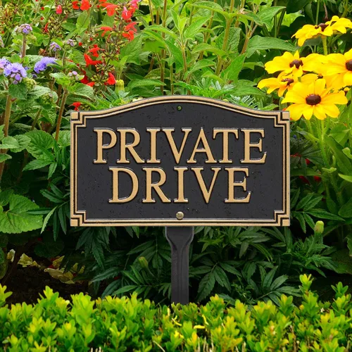 Vista 3 de Whitehall Productos Private Drive Pared/Placa de declaración de césped, negro/dorado
