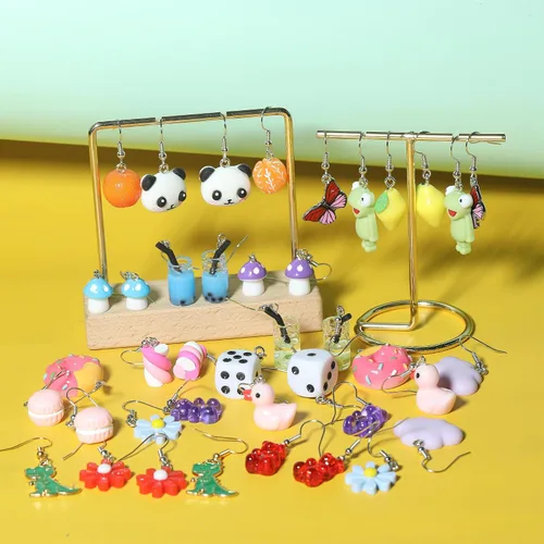 Vista 2 de Juego de 20 pares de aretes extraños divertidos con diseño de oso de goma y pato, botella de agua, pez, dinosaurio, hongo, mariposa, fresa, juego