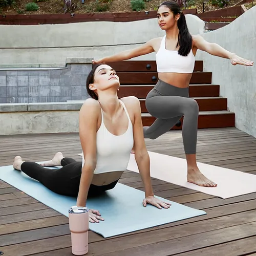 Vista 4 de Paquete de 3 leggings capri para mujer, levantamiento de glúteos, cintura alta, control de abdomen, pantalones de yoga negros para entrenamiento