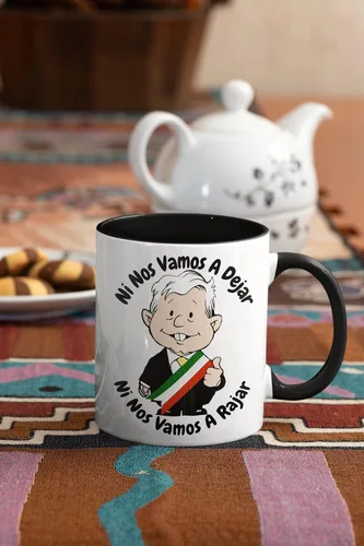 Vista 5 de AMLO - Taza de café Ni Nos Vamos A Dejar Ni Nos Vamos A Rajar con divertidos dibujos animados Muñeco AMLITO Taza de cerámica blanca brillante