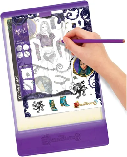 Vista 3 de Disney Descendants 3 - Mesa de luz de seguimiento de diseño moderno para niñas, juego de 9 piezas con cuaderno de bocetos, calcomanías, páginas