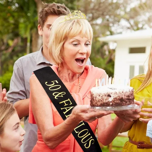 Vista 6 de CIEHER Juego de corona y banda de cumpleaños número 50, fabulosos regalos de cumpleaños para mujeres, suministros de fiesta de mamá