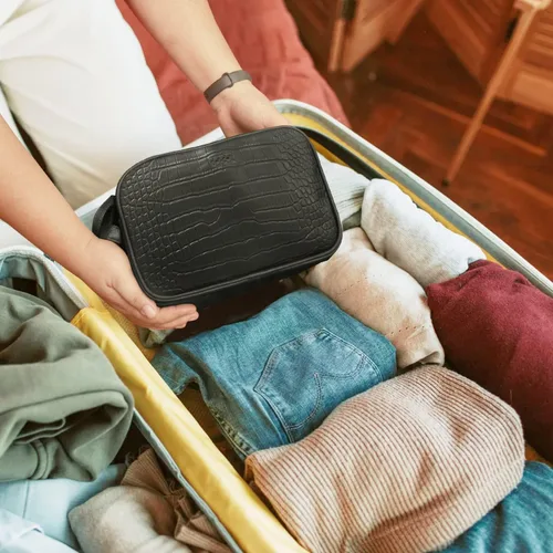 Vista 7 de Dot&Dot Neceser de cuero para hombres y mujeres – Espaciosas bolsas de artículos de tocador de viaje para mujer (cocodrilo negro)
