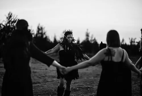 Vista 7 de Homelex, chal de pluma natural negro gótico con cuello de gargantilla