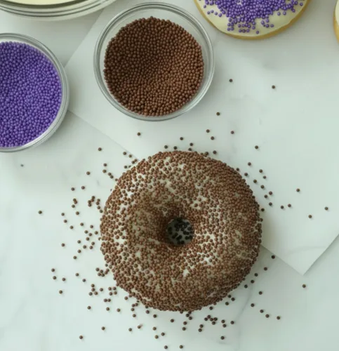 Vista 3 de SweetGourmet Nonpareils de fiesta marrón, gránulos decorativos a granel, bolsa de 1 libra
