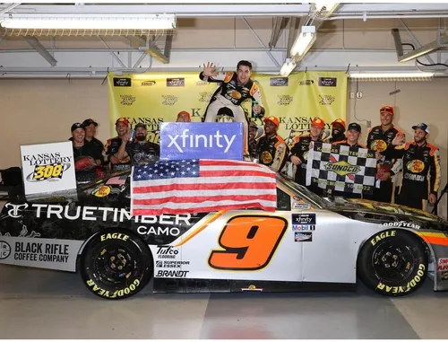 Vista 2 de Lionel Racing Noah Gragson 2022 Kansas Xfinity Series Race Win Diecast Car escala 1:64