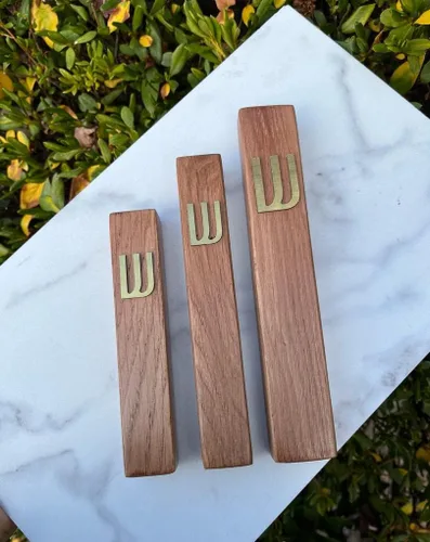 Vista 3 de Funda de madera para mezuzá con pergamino para puerta, diseño moderno/tradicional, fácil de despegar y pegar, funda de mezuzá para el hogar Roble +