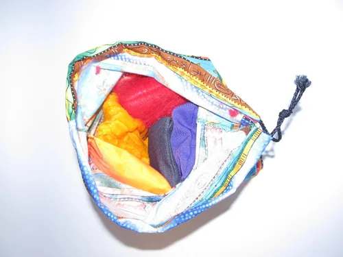 Vista 3 de Bear Paw Creek Puf cuadrados de 4 pulgadas, dos cada uno, rojo, naranja, amarillo, verde, azul y morado con bolsa de almacenamiento con cordón