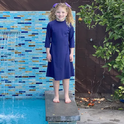 Vista 3 de Vestido de natación para niñas con protección solar UPF 50+, manga 34, vestido de traje de baño activo de alto rendimiento, traje de baño modesto