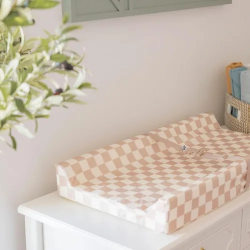 Vista 2 de Tiny Twinkle Cambiador de pañales para tocador y mesa de guardería, impermeable, lavable y a prueba de desorden con correa de seguridad, base Damas