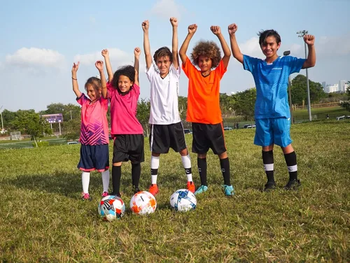 Vista 5 de PAIRFORMANCE Conjunto de camisetas de fútbol para niños, uniforme de entrenamiento de equipo deportivo de 6 a 12 años, para niños y niñas, conjunto