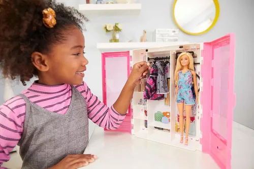 Vista 2 de Barbie Fashionistas - Muñeca y juego de armario definitivo con ropa y 12 accesorios, muñeca rubia de moda y juguete de armario rosa