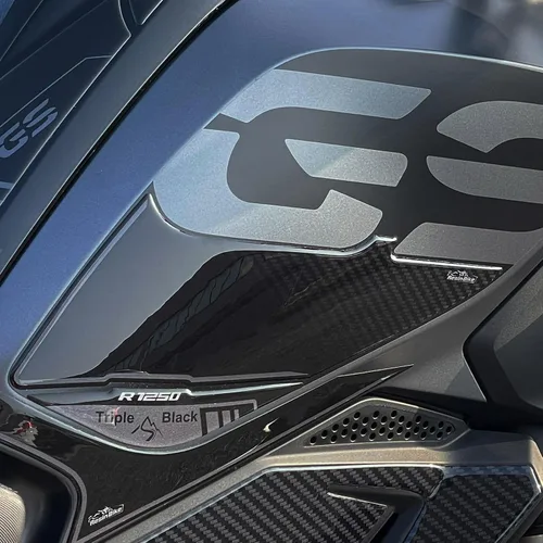 Vista 4 de Resin Bike Adhesivos 3D para motocicleta compatibles con BMW R 1250 GS 2021, triple negro, protección contra impactos y arañazos. Kit de calcomanías