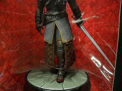 Vista 5 de Dark Horse Deluxe The Witcher 3: Caza Salvaje: Figura Geralt Grandmaster Ursine