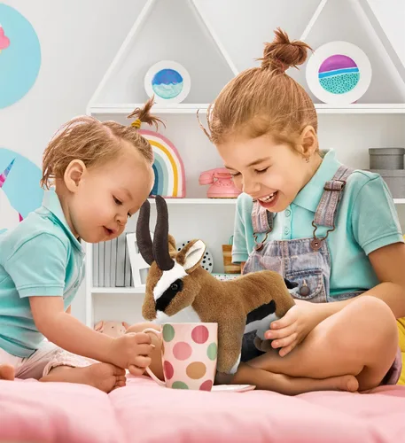 Vista 5 de DolliBu Animal de peluche – Antílope suave y abrazable, adorable peluche de zoológico para jugar, lindo regalo de safari de vida silvestre