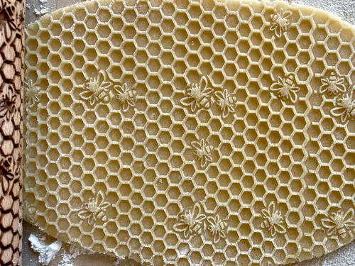 Vista 2 de Rodillo en relieve BEEHIVE. Rodillo de masa grabado con láser para galletas caseras y cerámica por Algis Crafts