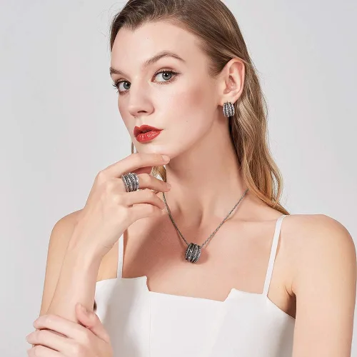 Vista 6 de Mytys Anillos llamativos para mujer con circonitas negras, diseño ondulado, anillo de banda ancha vintage