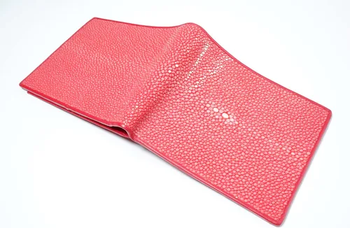 Vista 2 de Pelgio Cartera plegable de piel de Stingray Shagreen pulida genuina, Rojo Carrmine, Plegable