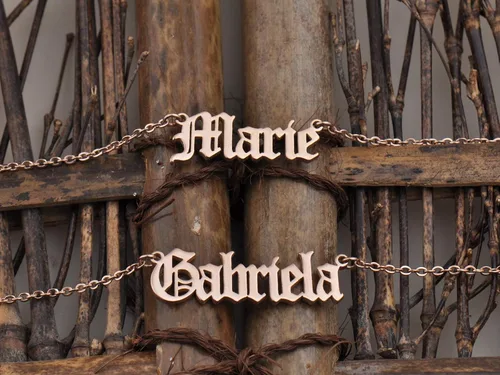 Vista 5 de HUAN XUN Collar personalizado con dije de letra inglesa antigua para ella