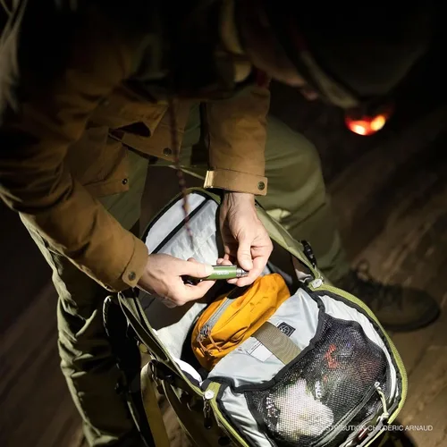 Vista 7 de PETZL, E+Lite, Faro de emergencia ultracompacto. 30 lúmenes