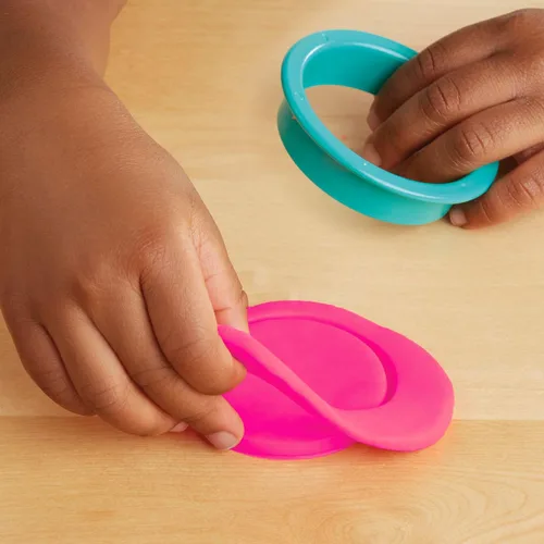 Vista 10 de Play-Doh Juego de números y formas con 17 herramientas y 20 barras de plastilina, suministros para el aula de regreso a la escuela, artes