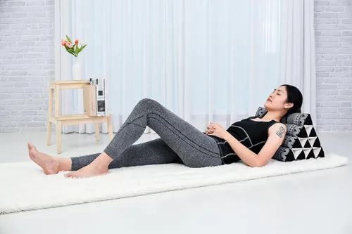 Vista 4 de Leewadee Cojín Thai Triangle – Cómodo respaldo para TV o lectura, almohada de cuña – Relleno natural ecológico Kapok 20 x 13 x 13 pulgadas, negro