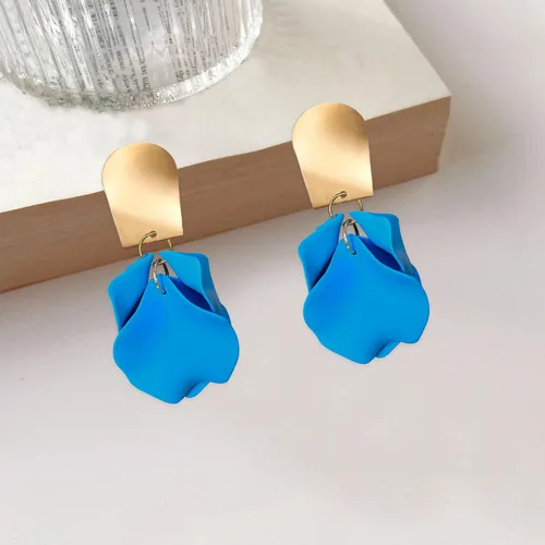 Vista 6 de Just Follow Aretes colgantes de pétalos de rosa, aretes bohemios de flores acrílicas, aretes grandes de resina floral para mujeres, mujeres, novia