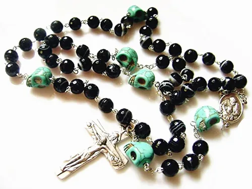 Vista 2 de elegantmedical Collar de regalo católico hecho a mano con cuentas de calaveras y ágata negra, rosario, cruz, crucifijo católico, regalo para hombre