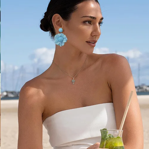 Vista 4 de Visyam Aretes colgantes de flores de ratán, aretes colgantes de flores de rafia, aretes bohemios para mujeres y niñas, día de San Valentín, día