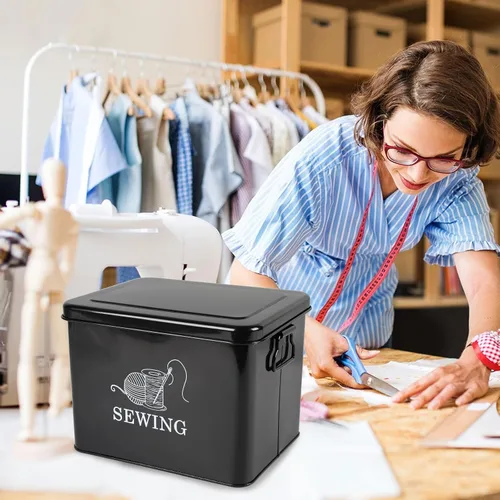 Vista 3 de Cesta de costura de metal de 2 niveles con bandeja extraíble, organiza suministros de costura, tijeras, hilo, alfileres y clips con estilo (negro)