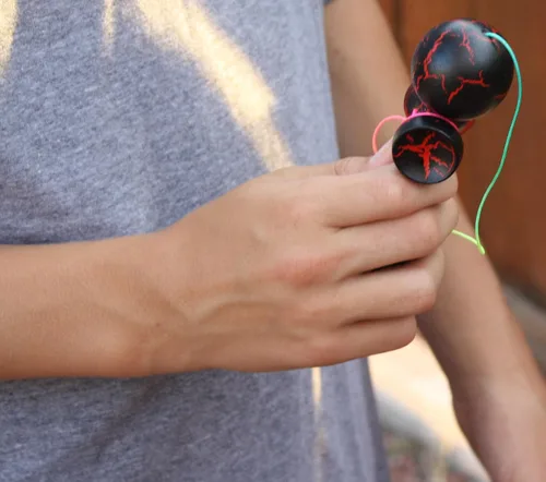 Vista 2 de Paquete de 2 The Best Pocket Kendama (no tamaño completo) – Colores impresionantes: negro/rojo y rojo/azul, juego de Kendama de madera maciza