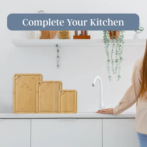 Vista 4 de Totally Bamboo Juego de 3 tablas de cortar para cocina con ranura para jugos, juego de 3 tablas de cortar de madera de bambú en tamaños pequeños