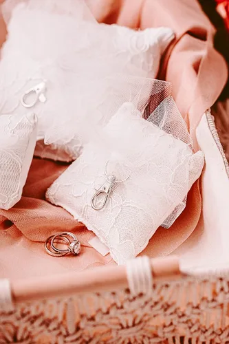 Vista 8 de Almohada para portador de anillos de boda que se engancha en su collar existente de 4 x 4 pulgadas