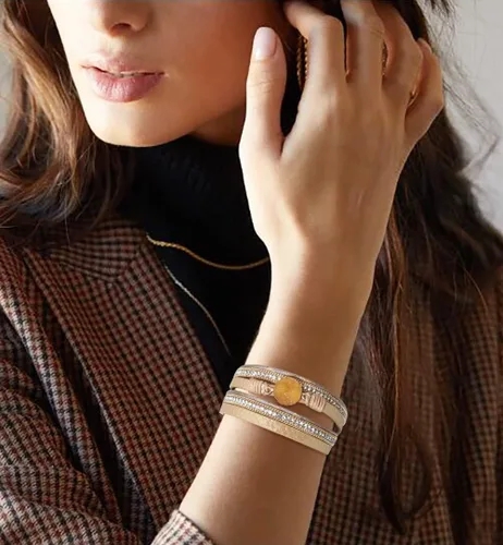 Vista 2 de Wowanoo - Juego de 3 pulseras de cuero multicapa con cuentas de cristal, cierre magnético para mujer