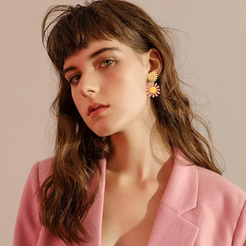 Vista 4 de Aretes de margarita de los años 60 y 70 para mujer, aretes bohemios de flores, aretes colgantes ligeros, aretes de acrílico para fiestas