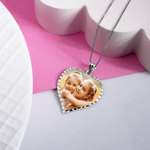 Vista 7 de Colgante personalizable PicturesOnGold.com con foto en forma de corazón grabado, collar con foto, colgante con foto con corte de diamante, 34 x 34