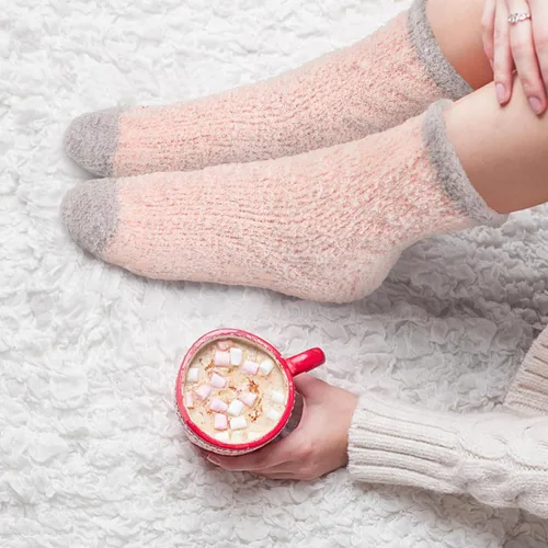 Vista 5 de Calcetines mullidos con empuñaduras para mujer, 5 pares suaves y esponjosos para dormir, acogedores, calcetines de hospital antideslizantes de felpa