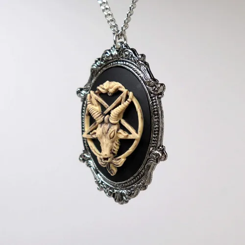 Vista 6 de Collar con dije de camafeo baphomet satánico de cabeza de cabra envejecida sobre negro en acabado plateado Metal