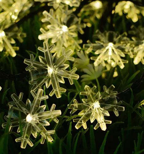 Vista 5 de Cadena de luces LED solares de copo de nieve impermeable de 16 pies para jardín, patio, Navidad, valla, decoraciones de Navidad (colorido)