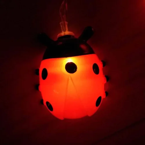 Vista 2 de Guirnalda de luces de hadas de mariquitas, 10 luces LED rojas de plástico de 5.5 pies, cable de cobre, funciona con pilas, las mejores luces