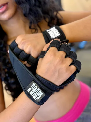 Vista 6 de Roam & Wrap Guantes de levantamiento de pesas con muñequeras – Guantes de gimnasio extra acolchados y ventilados para hombres y mujeres – Ideal