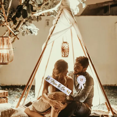 Vista 4 de Paquete de 2 decoraciones para baby shower, banda de mamá y papá para ser insignias de hojalata con bonito patrón de pies dorados para fiesta